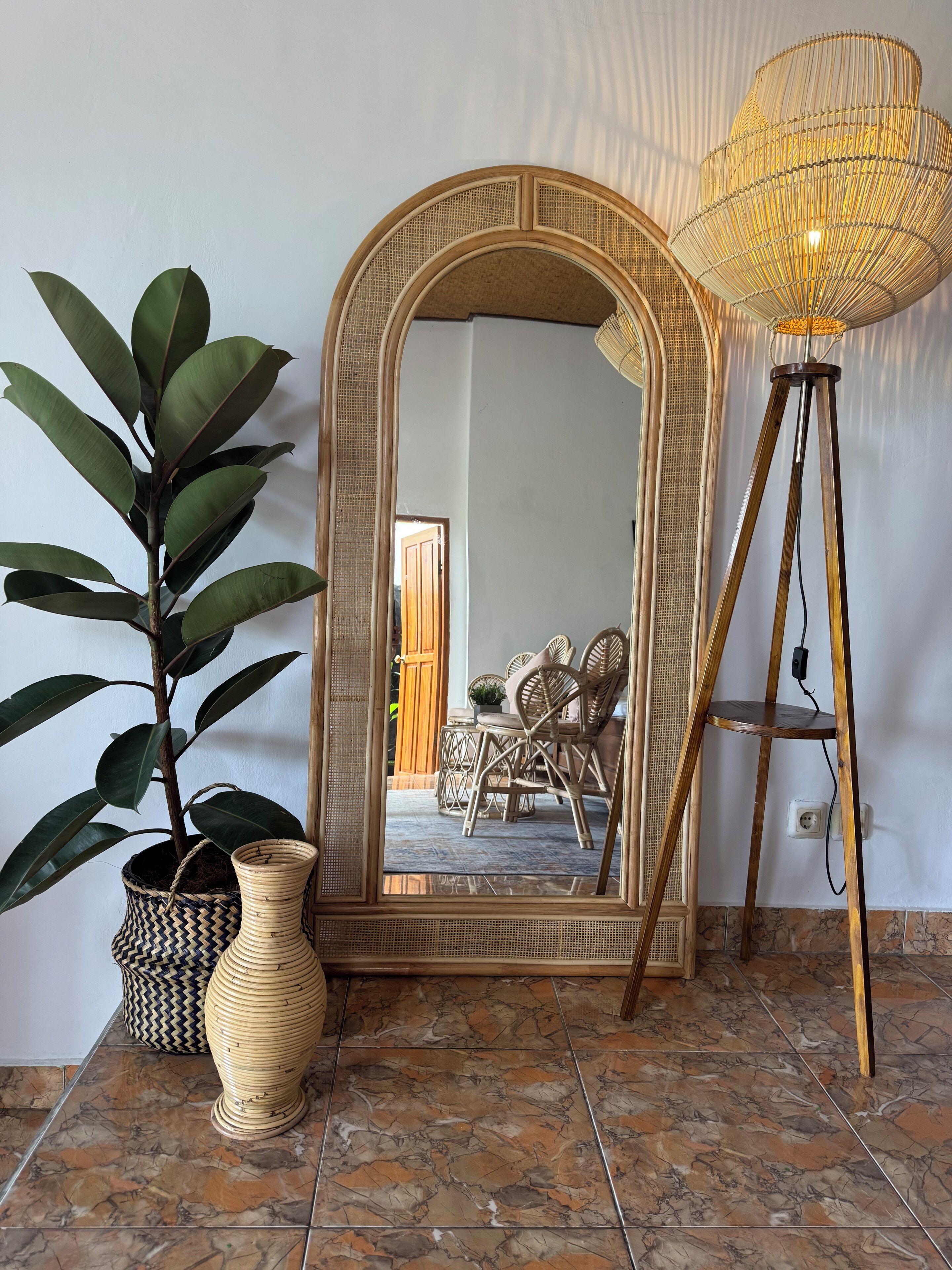 办公桌、笔记本电脑工作区、婴儿床、免费 WiFi