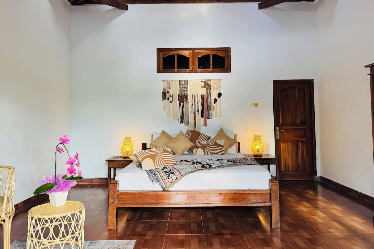 Desk, laptop workspace, cots/infant beds, free WiFi