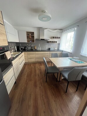 ثلاجة، ميكروويف، فرن، غسالة أطباق