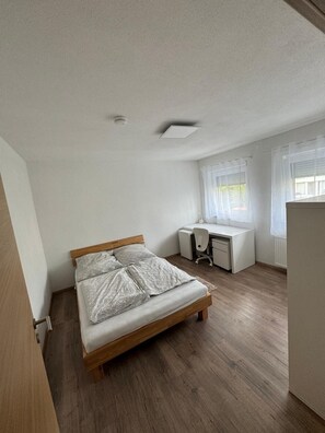 3 عدّة غرف نوم ومكواة/لوح كي وواي فاي مجانًا وملاءات أسرّة