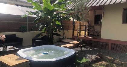 Maison avec jardin clÎturé et jacuzzi privé proche spot de surf haapiti