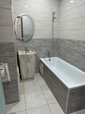 Standard Double or Twin Room | Bathroom | Towels, soap, shampoo, toilet paper - Le Paquebot (Filfila)