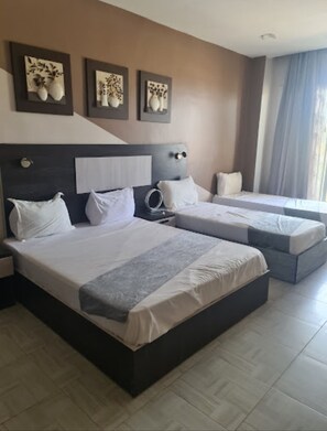 Schreibtisch, laptopgeeigneter Arbeitsplatz, Verdunkelungsvorhänge