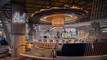 2 bars/lounges, cocktail bar