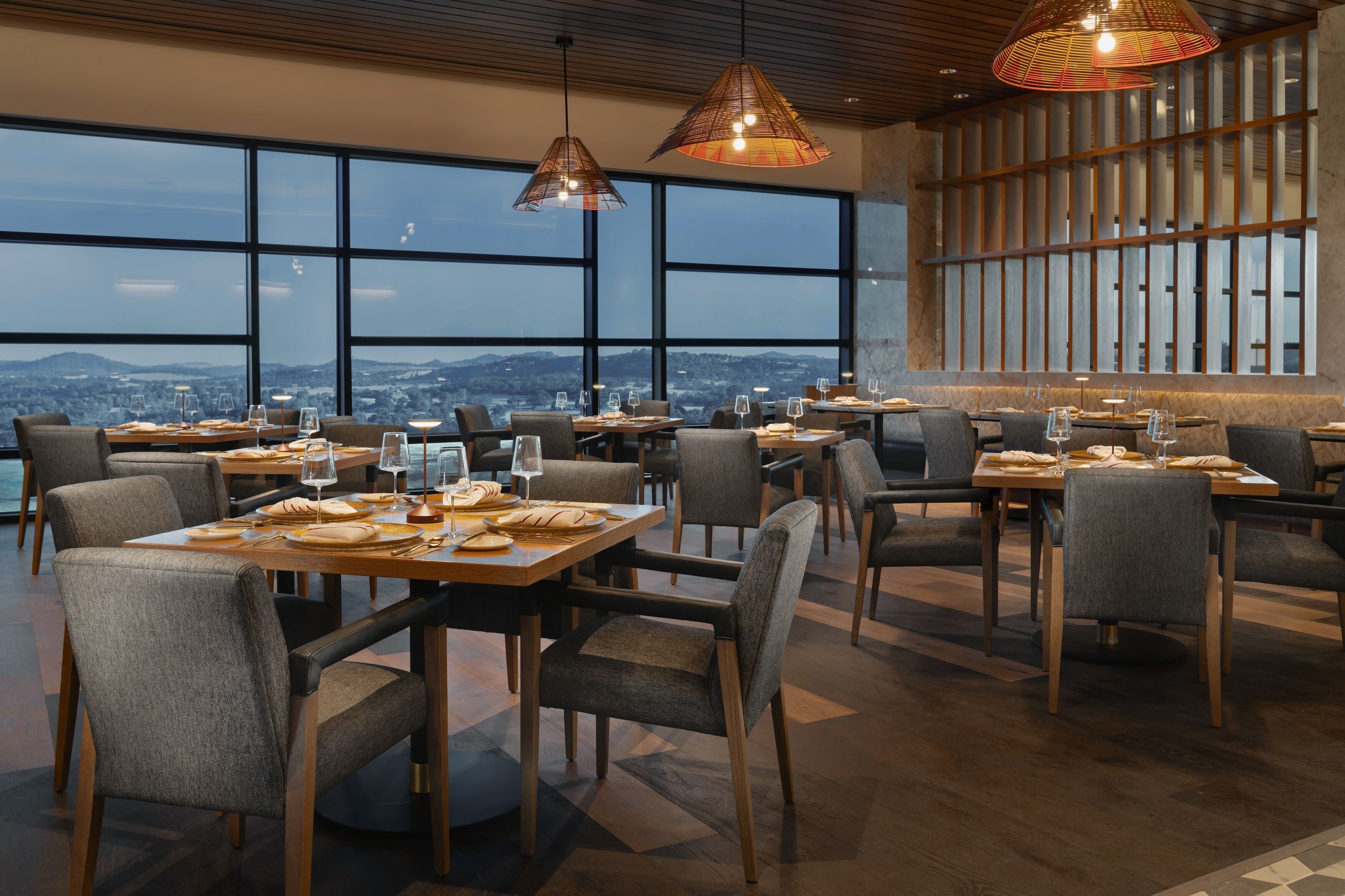 4 restaurants; breakfast, lunch, dinner, and brunch served