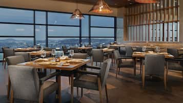 4 restaurants; breakfast, lunch, dinner, and brunch served