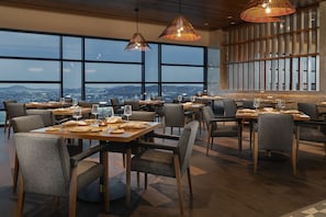 4 restaurants; breakfast, lunch, dinner and brunch served