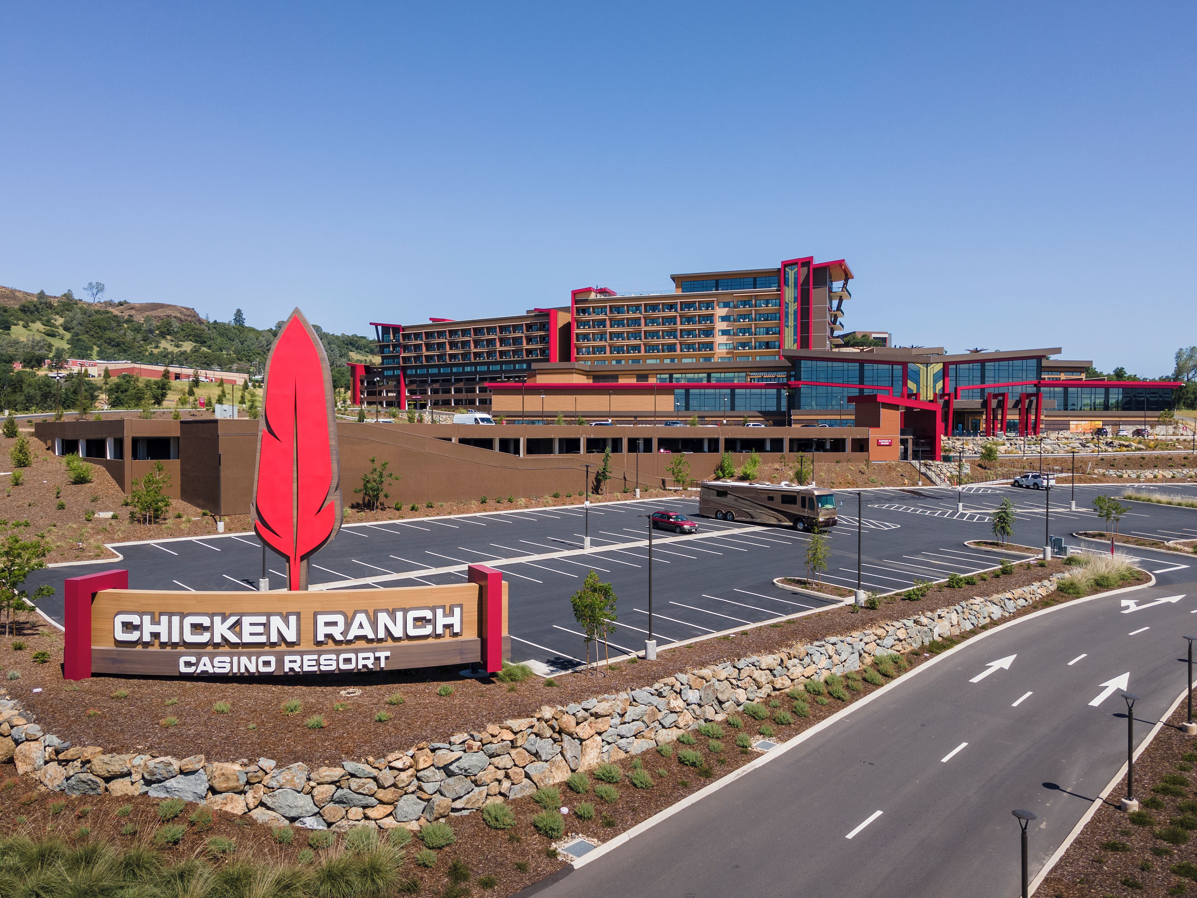 Ein großes Gebäude mit einer auffälligen Schilder für 'Chicken Ranch Casino Resort'.