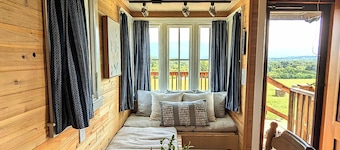 Charming Tiny House with Breath-Taking Views in Delano, TN