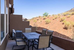 Outdoor dining - Adventure Awaits | Sand Hollow | 2085 Coral Ridge (Washington)