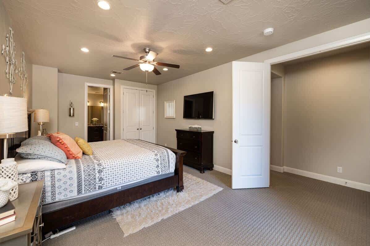4 bedrooms, iron/ironing board, free WiFi, bed sheets