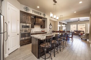 Een koelkast, een magnetron, een oven, een kookplaat