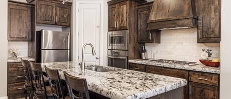 雪櫃、微波爐、焗爐、爐具