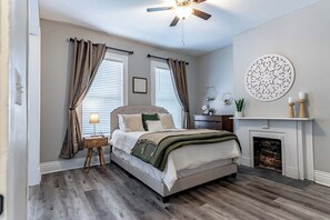 2 bedrooms, desk, iron/ironing board, WiFi - Unique and centrally located Triple Crown House! (Louisville)