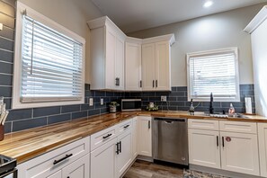 Fridge, microwave, oven, stovetop - Unique and centrally located Triple Crown House! (Louisville)