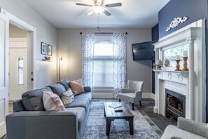 Smart TV, video games, table football, stereo - Unique and centrally located Triple Crown House! (Louisville)