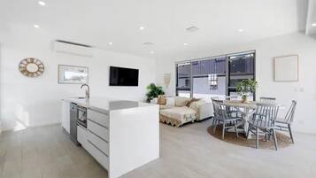 Townhome, 4 Bedrooms, Ocean View | In-room dining