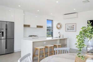 Townhouse, 4 soverom, havutsikt | Spiseområde på rommet