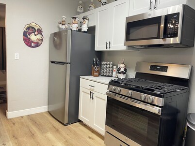 Cozy 1-bedroom apartment with a pulled out couch and WiFi in lovely Porterville