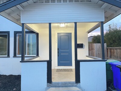 Cozy 1-bedroom apartment with a pulled out couch and WiFi in lovely Porterville