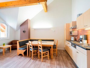 Kühlschrank, Mikrowelle, Herdplatte, Geschirrspüler