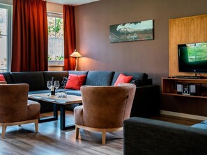 Fernseher, Kamin, DVD-Player, Tischtennisplatte