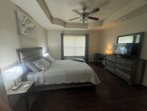 3 Schlafzimmer, Schreibtisch, Bügeleisen/Bügelbrett, WLAN