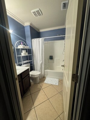 Haartrockner, Handtücher, Seife, Shampoo