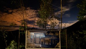 A house with a view of the sky and clouds through a window. - Look & Luck Glamping by David (Calacali)