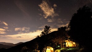 A tented accommodation in a mountainous area with a starry night sky. - Look & Luck Glamping by David (Calacali)