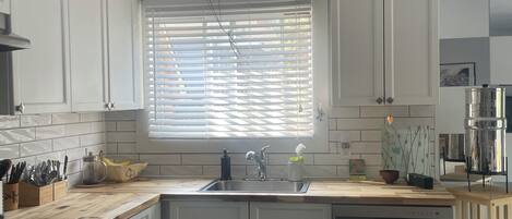 Réfrigérateur, un four, surface de cuisson, lave-vaisselle