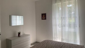 2 bedrooms, iron/ironing board, WiFi, bed sheets - Three-room apartment close to Cernobbio (Melis Apartment) (Como)