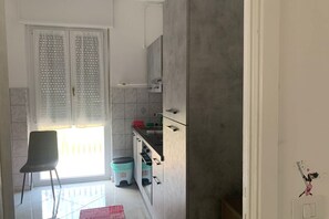 Frigorífico, microondas, horno y placa de cocina