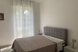 2 chambres, fer et planche à repasser, Wi-Fi, draps fournis
