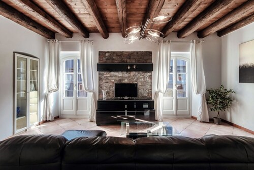 Spacious flat in the heart of Como (Cielo Apartment)