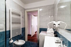 Douche, séchoir à cheveux, bidet