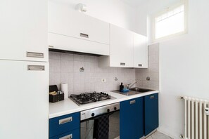 Kühlschrank, Mikrowelle, Ofen, Geschirrspüler