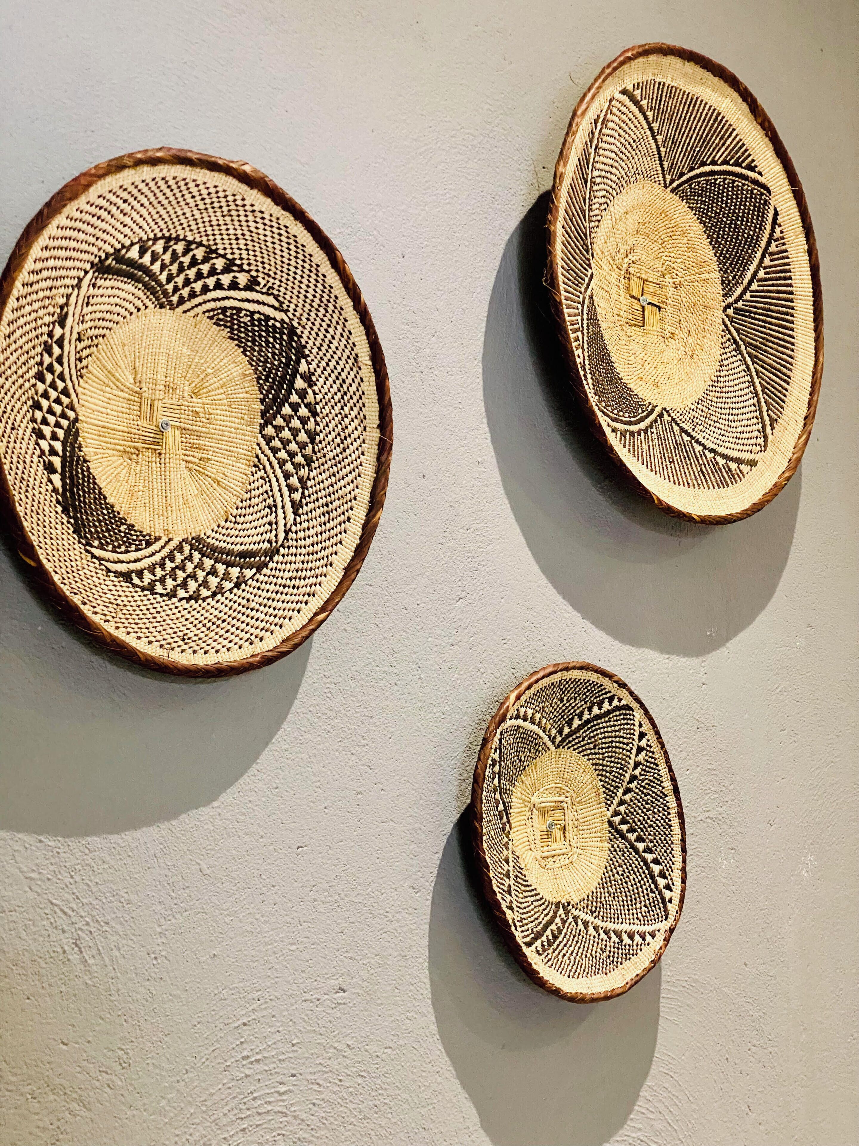 Tres tapices de pared con diseños geom étricos.