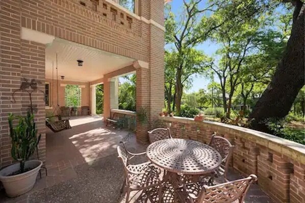 Outdoor dining - Majestic Hyde Park Historic Home (Austin)