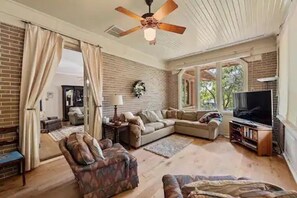 Living area - Majestic Hyde Park Historic Home (Austin)