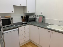 Apartamento, 2 habitaciones | Cocina privada | Frigorífico, microondas, horno y placa de cocina