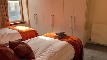 Departamento, 2 habitaciones | Escritorio y espacio para trabajar con laptop