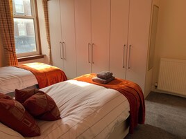Apartamento, 2 habitaciones | Escritorio y espacio para trabajar con un portátil