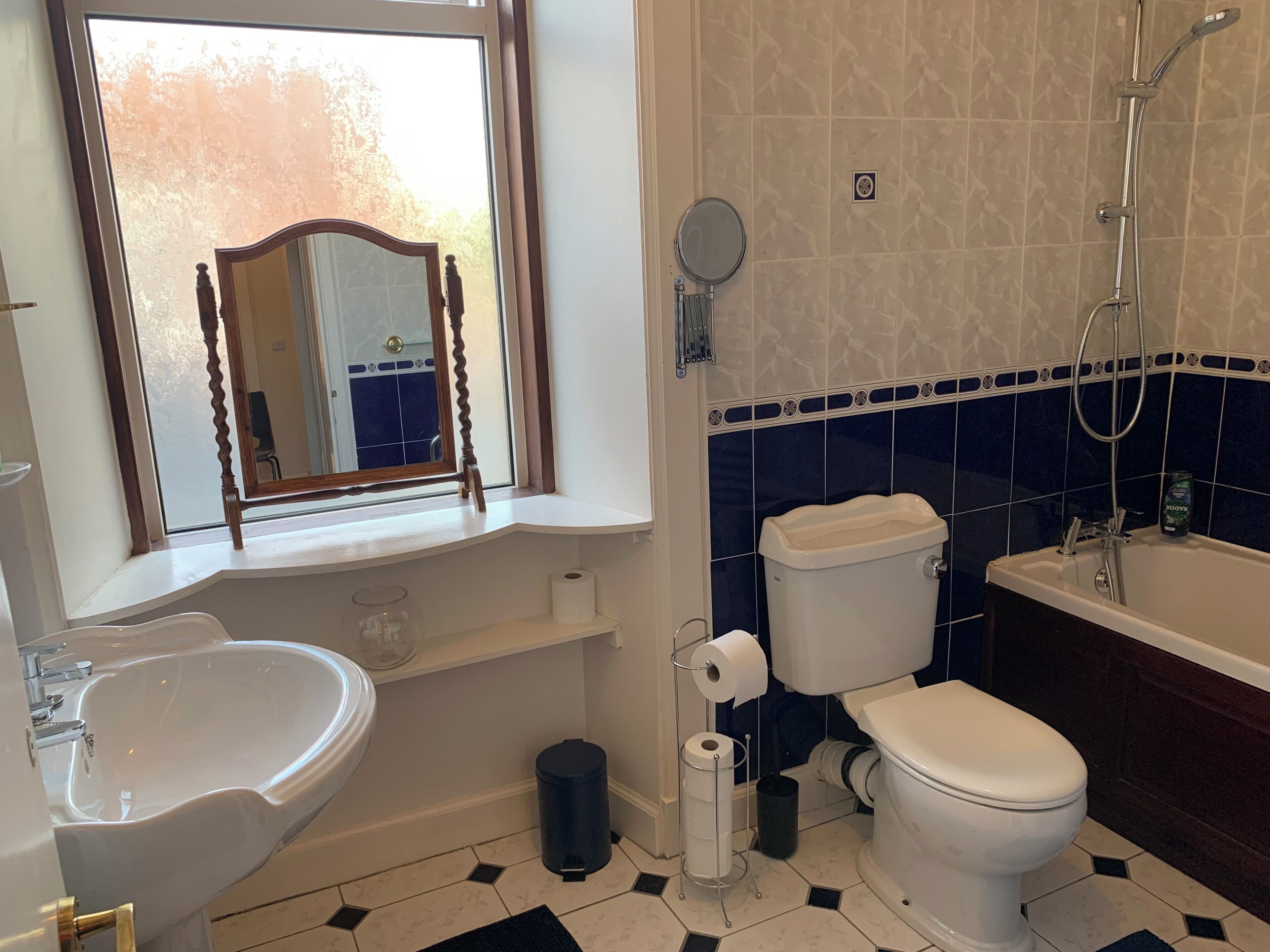 Apartment, 2 Bedrooms | Bathroom | Towels, soap, shampoo, toilet paper