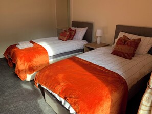 Apartment, 2 Bedrooms | Desk, laptop workspace, iron/ironing board, free cribs/infant beds - High Street, Ayr (Ayr)
