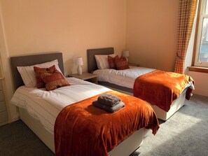 Apartment, 2 Bedrooms | Desk, laptop workspace, iron/ironing board, free cribs/infant beds - High Street, Ayr (Ayr)