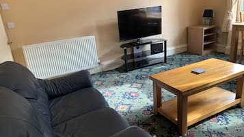 Apartment, 2 Bedrooms | Living area | 42-inch LCD TV with digital channels, books