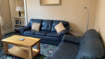 Appartement, 2 slaapkamers | Woonruimte | Een 42-inch lcd-televisie met digitale zenders en boeken