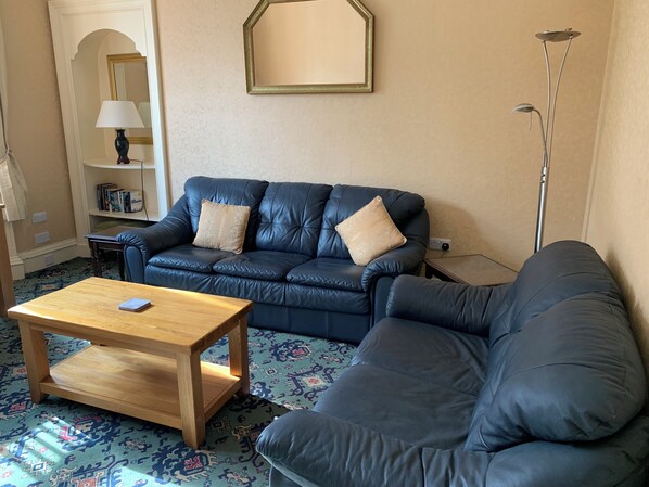 Appartement, 2 chambres | Aire de séjour | Téléviseur ACL de 42 po avec télévision numérique, livres