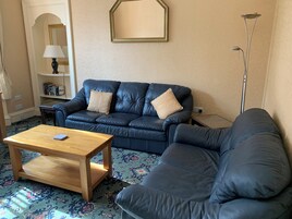 Apartamento, 2 habitaciones | Zona de estar | Televisión LCD de 42 pulgadas con canales digitales, libros